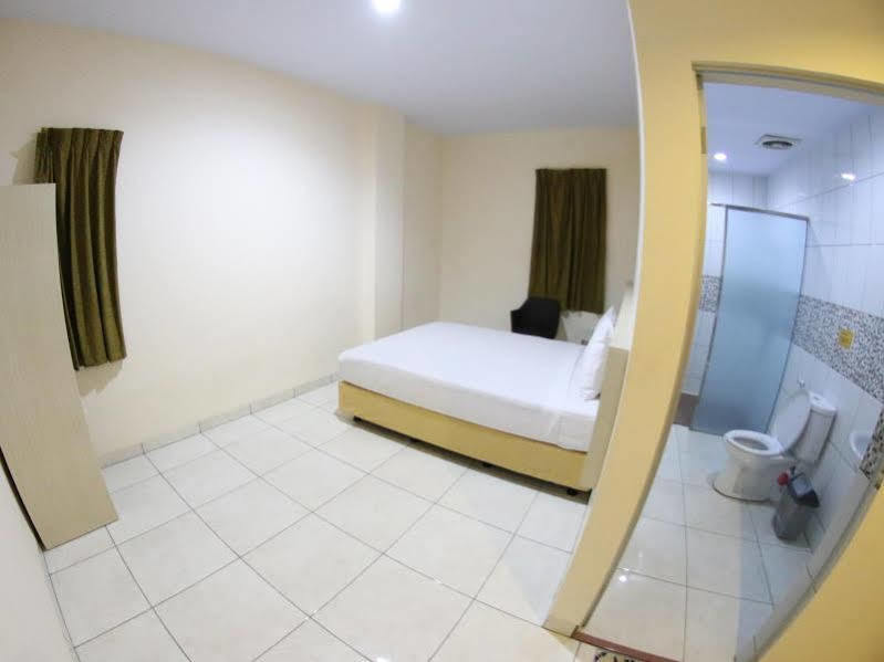 Daya Hotel มากาซาร์ ภายนอก รูปภาพ